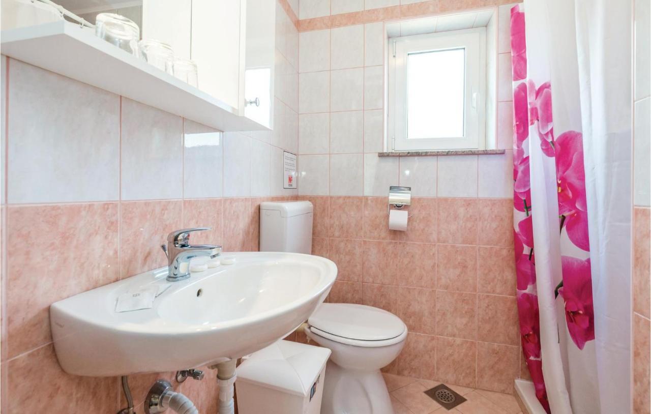 Beautiful Apartment In Brsec With Kitchen ภายนอก รูปภาพ